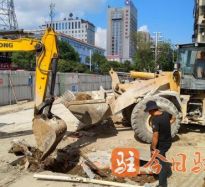 免费黄色捆绑操逼高温下的坚守｜道路建设者用汗水铺就畅通路